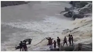 स्वतंत्रता दिवस पर Bihar से Jharkhand के Rajrappa Temple आये दो युवक बाइक समेत बहे, ग्रामीणों ने बचायी जान