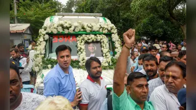 PHOTOS: राजू श्रीवास्तव को नम आंखों से दी गई विदाई, जीवनसाथी को जाते देख फूट-फूट कर रो पड़ीं पत्नी शिखा