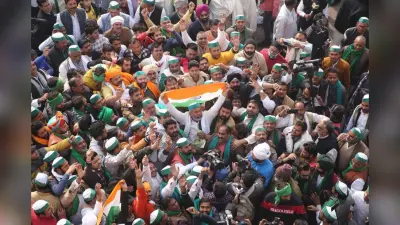 Kisan Andolan: किसान नेता राकेश टिकैत आंदोलन खत्म कर लौटे घर, फूलों की बारिश और गाजे-बाजे की गूंज से स्वागत