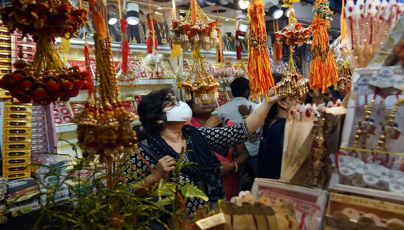 Raksha Bandhan 2022 : भाइयों की कलाइयों पर आज भी सजेंगी राखियां, बहनों ने की खरीदारी
