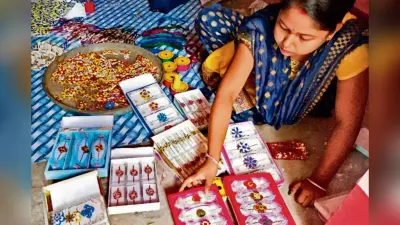 Prabhat Special: गोबर से राखियां बना रहीं महिलाएं, सस्ते में बेचकर कमा रहीं अच्छा मुनाफा