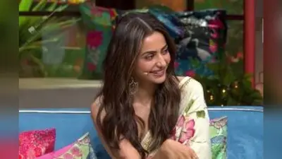 Rakul Preet ने शेयर की मोनोक्रोम तसवीर, खिड़की के सामने दिया दिलकश पोज, जैकी भगनानी के कमेंट ने खींचा ध्यान