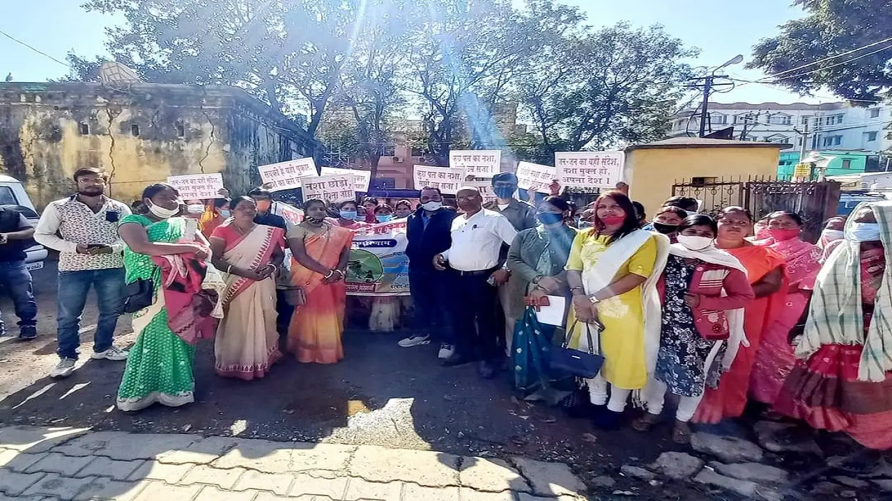 Liquor Ban : झारखंड में शराब के खिलाफ सड़क पर उतरीं महिलाएं, बेचने व पीनेवालों को दी चेतावनी
