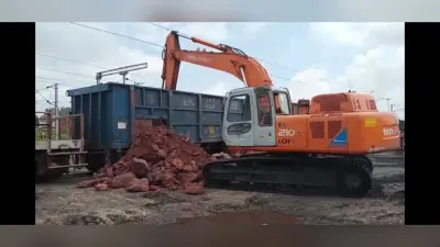 नियमों को ताक में रखकर कुजू रेलवे साइडिंग में खाली करवाये जा रहे है आयरन और कोयला