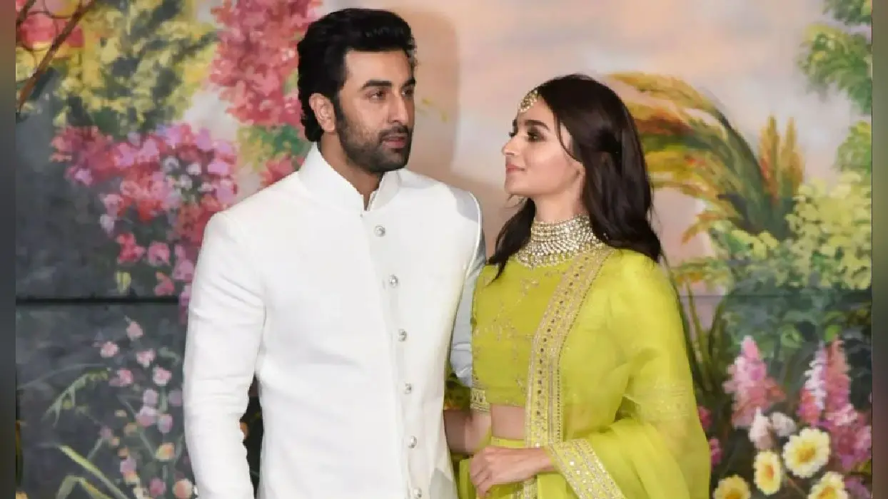 Ranbir Alia Wedding Date: आलिया भट्ट और रणबीर कपूर अप्रैल में लेंगे सात फेरे? इस खास शख्स ने किया खुलासा