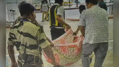Ranchi Airport : दिल्ली से रांची पहुंची बीमार महिला मरीज को चादर में टांगा, एंबुलेंस तक पहुंचाया !