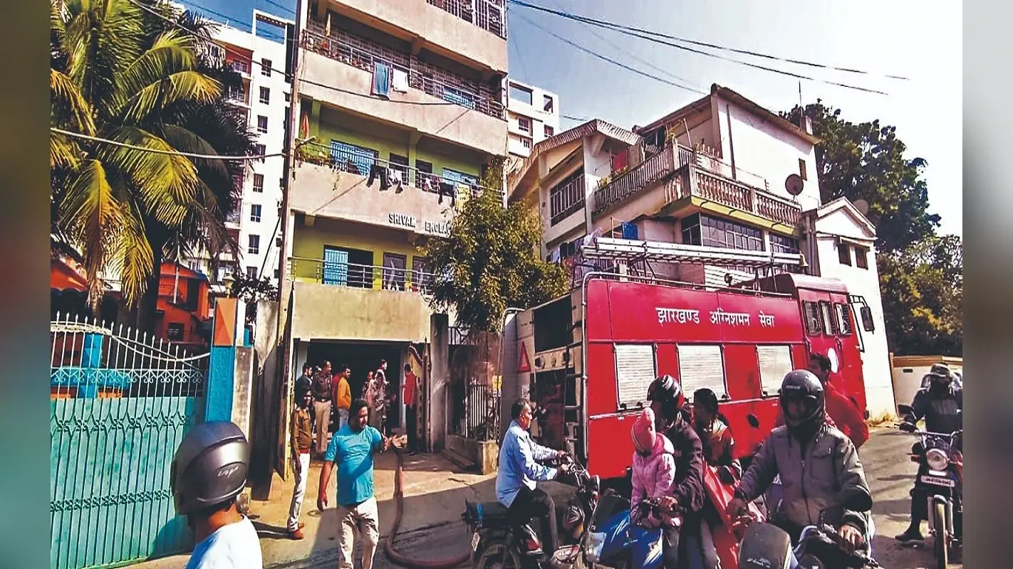 Ranchi: शॉर्ट सर्किट से लगी आग, मची अफरा-तफरी, पुलिस ने दिखाई बहादुरी, बच्ची को कमरे से सुरक्षित निकाला