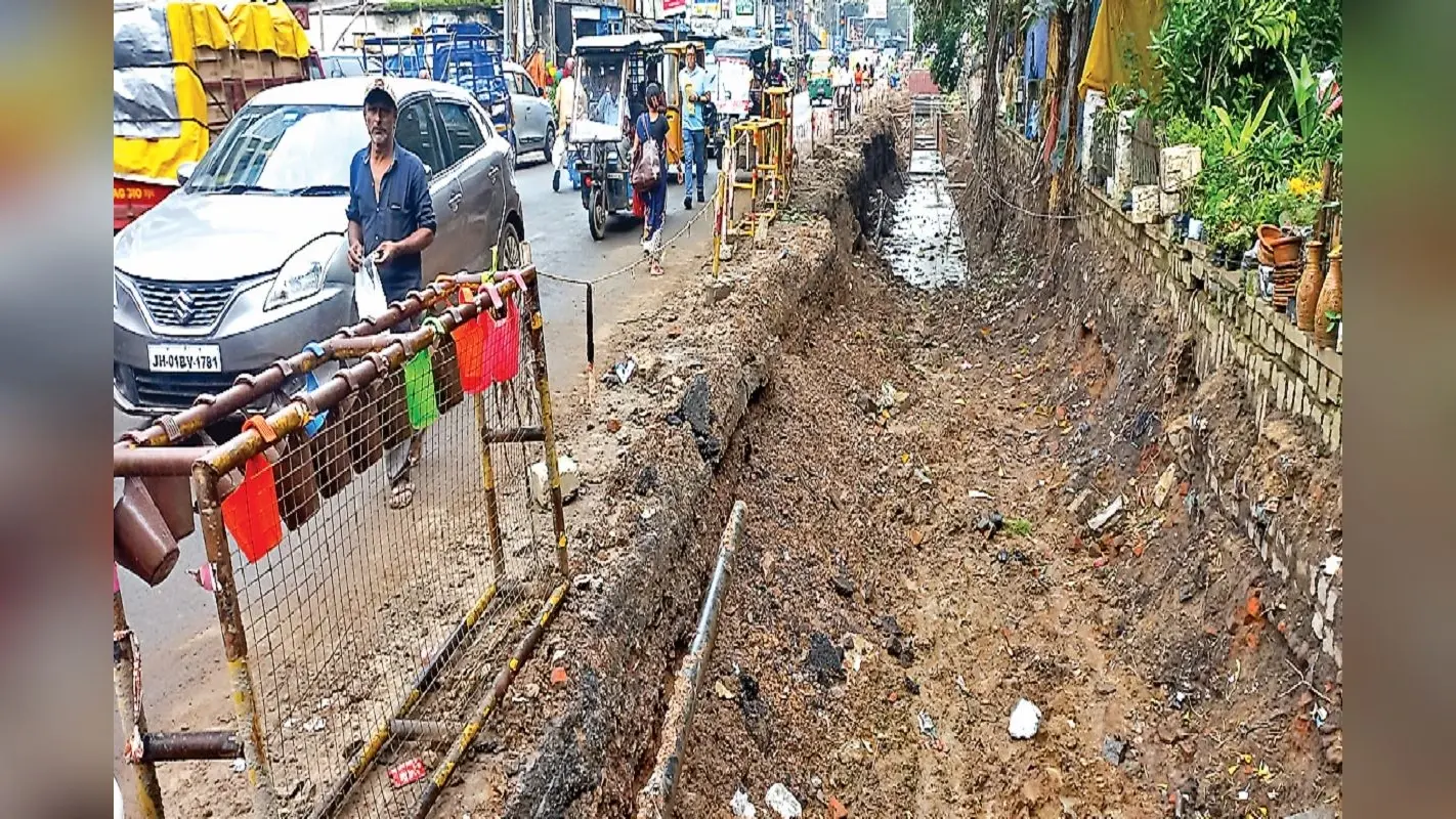 राजधानी रांची में फोरलेन बनाने के नाम पर मनमानी, सड़क में गड्ढे खोद छोड़ दिया गया, हो सकता है बड़ा हादसा