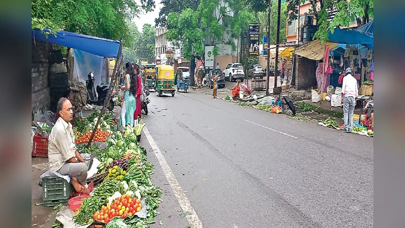 रांची के कोकर चौक से अलबर्ट एक्का चौक तक सड़क पर सब्जी दुकानदार, ठेला और ऑटो का कब्जा, जाम से लोग परेशान
