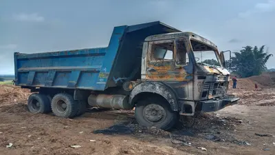 रांची के बुढ़मू में नक्सलियों ने फूंका पोकलेन व हाइवा, लेवी न मिलने के कारण दिया घटना को अंजाम