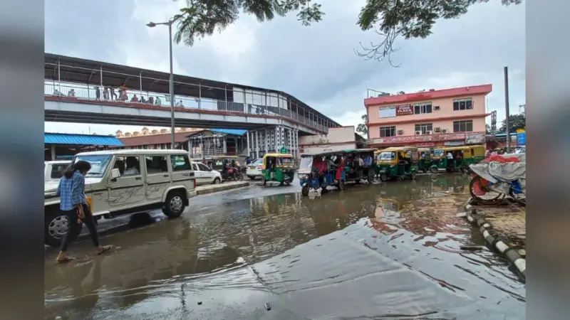PHOTOS: हल्की बारिश से ही रांची स्टेशन के बाहर सड़कों पर आया नाली का पानी, यात्रियों को हो रही काफी परेशानी