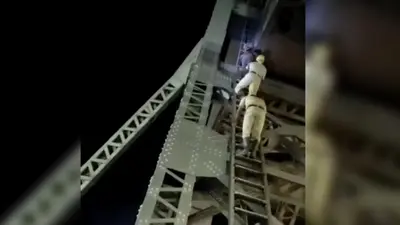 Howrah Bridge: हावड़ा ब्रिज पर चढ़ा रांची का युवक, काफी मशक्कत के बाद दमकलकर्मियों ने उतारा