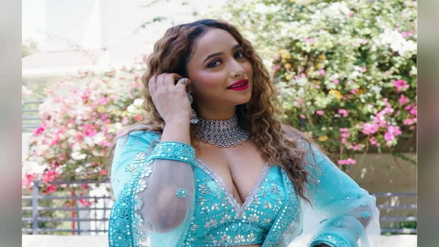 Rani Chatterjee Pics: रानी चटर्जी ने डीप नेक ड्रेस में बढ़ाया इंटरनेट का पारा, देखें बोल्ड फोटोज