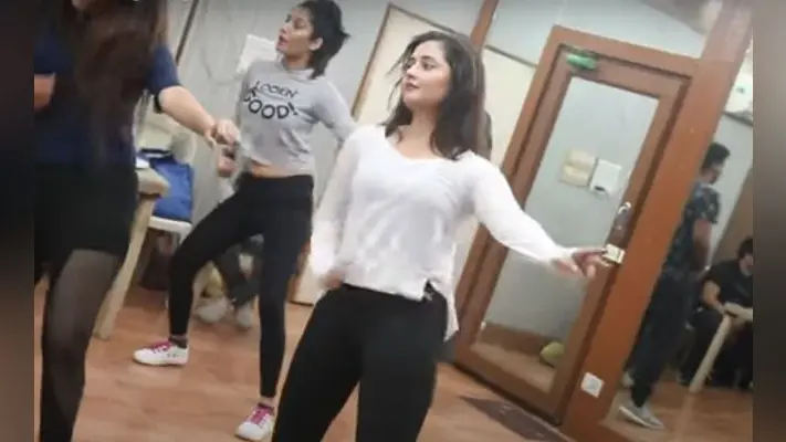 रश्मि देसाई ने भोजपुरी गाने ‘धुकुर-धुकुर’ में किया ऐसा जबरदस्त डांस, VIDEO देख फैंस करने लगे ऐसे कमेंट