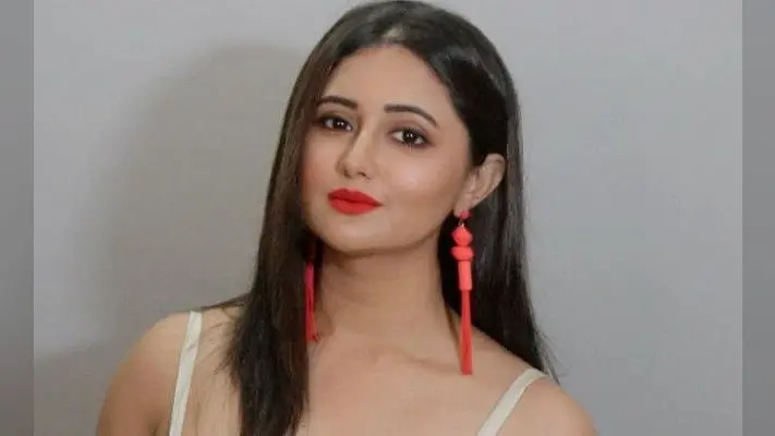 रश्मि देसाई का व्हाइट क्रॉप टॉप में दिखा हॉट अंदाज, फैंस ने कमेंट में लिखा,’ हमारा दिल आपके पास’