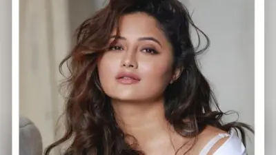 रश्मि देसाई का लेटेस्ट फोटो में दिखा हॉट अंदाज, फैंस ने कमेंट में लिखा मोबाइल पर ज्यादा…