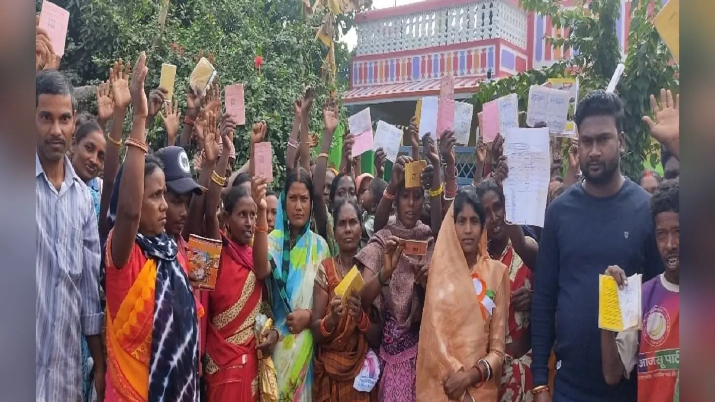 Jharkhand News : रामगढ़ में राशन डीलर की मनमानी के खिलाफ लाभुकों में आक्रोश, लाइसेंस रद्द करने की मांग