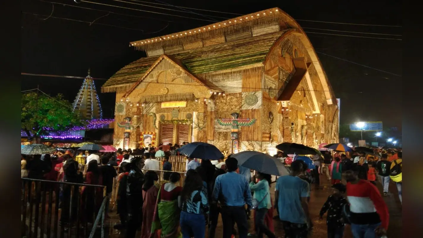 Durga Puja: रांची में बारिश भी नहीं रोक पा रही भक्तों के कदम, पंडालों में उमड़ने लगी भीड़, देखें Pics
