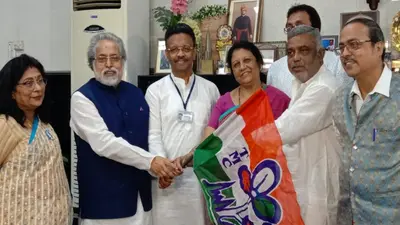 पश्चिम बंगाल में नगर निगम चुनाव से पहले माकपा पार्षद तृणमूल कांग्रेस में शामिल