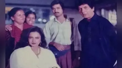 कौन हैं तनीषा संतोषी जिन्होंने स्टेज पर छूए रेखा के पैर, साड़ी में लाइमलाइट चुरा ले गईं दिग्गज अदाकारा, VIDEO