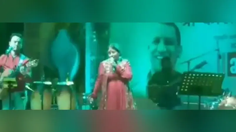 Varanasi News: शिव की नगरी में भजन संध्या के नाम पर फूहड़ता, रेखा भारद्वाज के ‘नमक इश्क’ पर बवाल