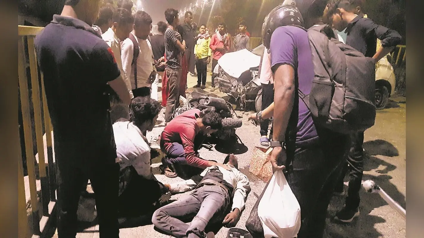 Patna : नशे में धुत कार सवार ने स्कूटी में मारी टक्कर, स्थानीय लोगों ने युवकों को जमकर पीटा