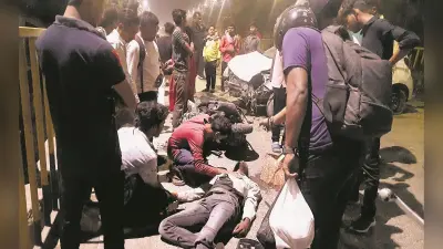Patna : नशे में धुत कार सवार ने स्कूटी में मारी टक्कर, स्थानीय लोगों ने युवकों को जमकर पीटा
