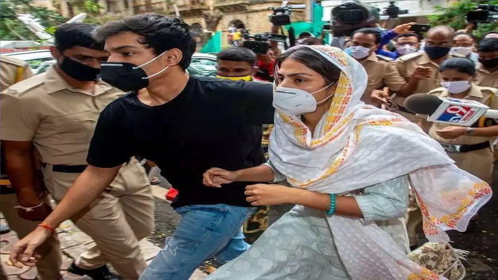 Sushant Singh Rajput Death Case : अब रिया ने सुशांत की बहन प्रियंका पर लगाया ड्रग्स देने का आरोप, शिकायत दर्ज