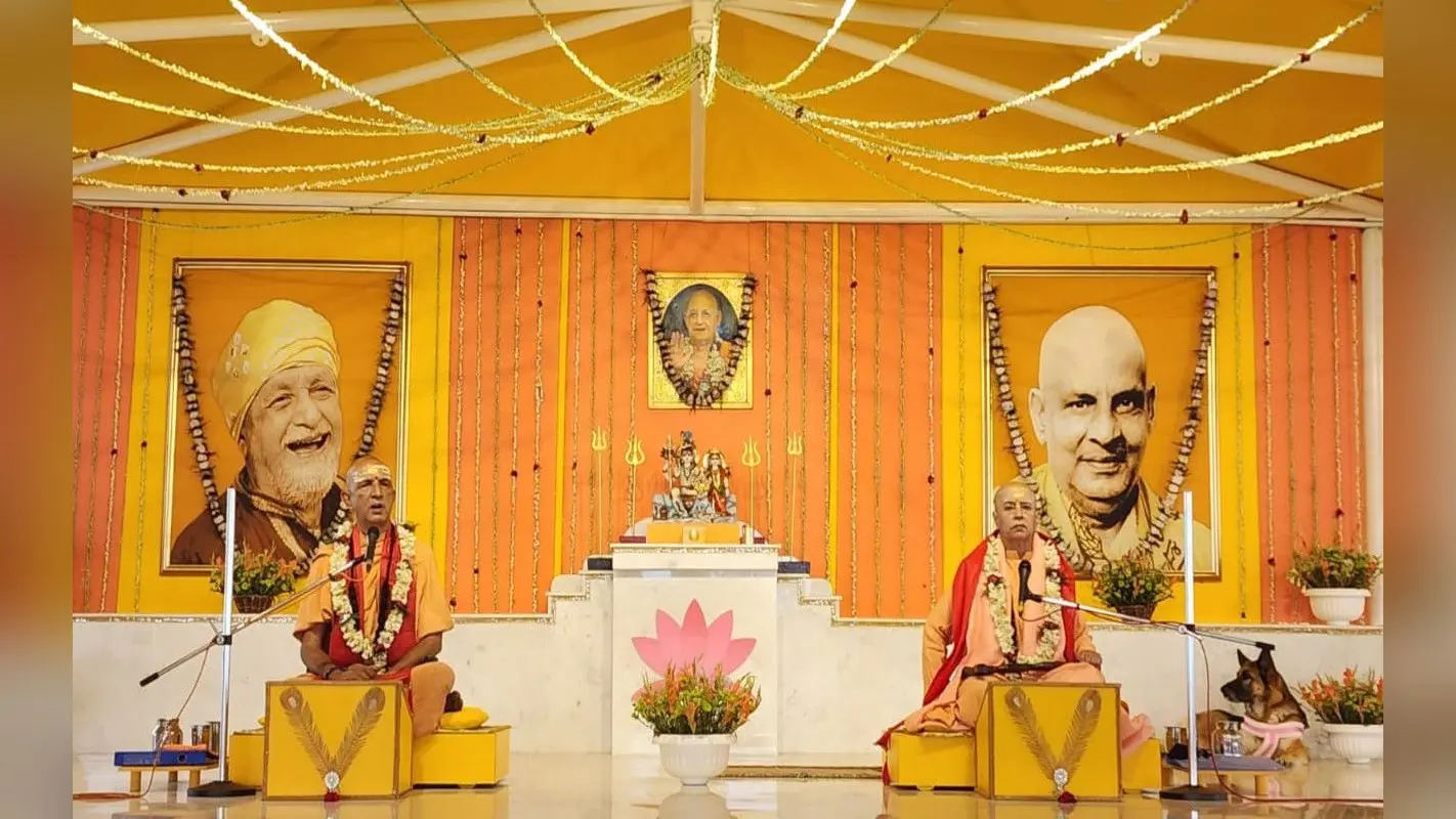 देवघर के रिखियापीठ में बोले स्वामी निरंजनानंद- मन को शांत करने का सुंदर तरीका है प्रेम