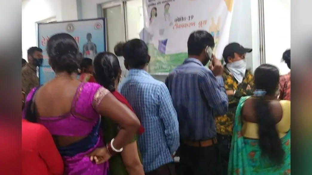 Corona Vaccination In Ranchi : कोरोना वैक्सीन लेने रिम्स पहुंचे शख्स को सिक्योरिटी गार्ड ने क्यों धमकाया