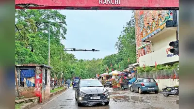 रांची के रिम्स के मुख्य द्वार से ट्रॉमा सेंटर तक आधा दर्जन बड़े गड्ढे, फंस रही एंबुलेंस