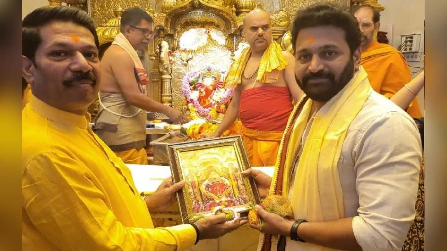 Kantara को मिल रही जबरदस्त सफलता के बीच ऋषभ शेट्टी पहुंचे सिद्धिविनायक मंदिर, लिया बप्पा का आशीर्वाद
