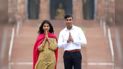 हल्की बारिश के बीच सुबह-सुबह पत्नी के साथ कुछ यूं अक्षरधाम मंदिर पहुंचे ऋषि सुनक, देखें तस्वीर