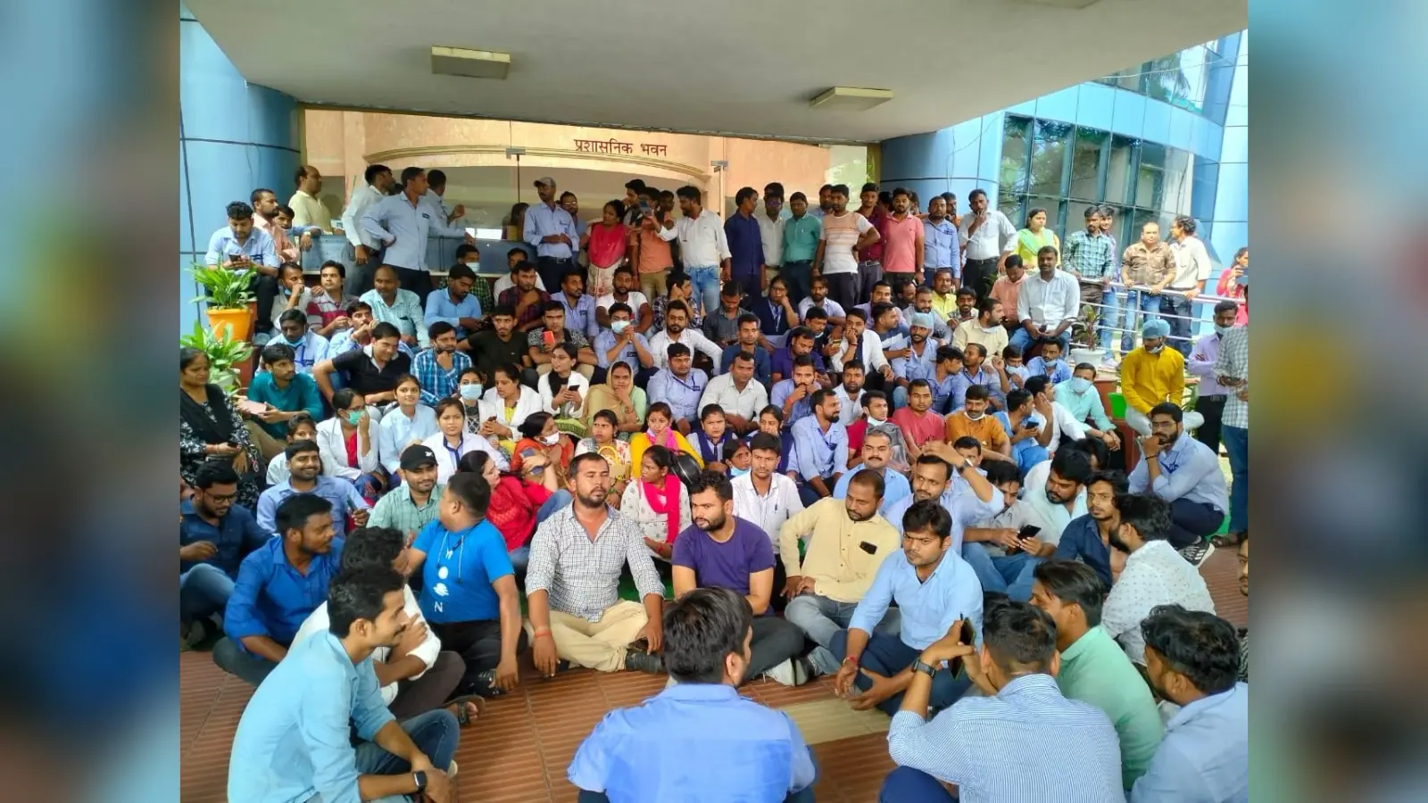 लोहिया इंस्टीट्यूट के संविदा कर्मचारियों ने किया प्रदर्शन, बॉयामैट्रिक अटेंडेंस में लगाया गड़बड़ी का आरोप