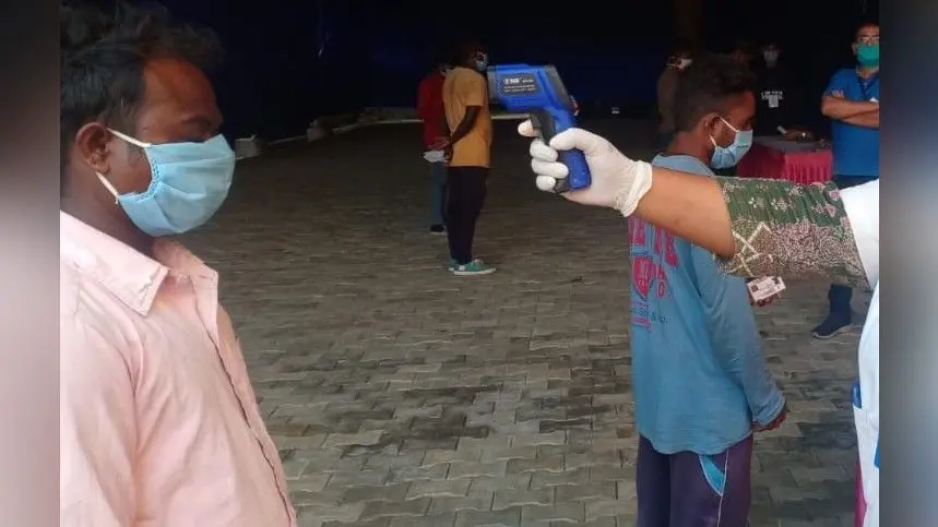 Jharkhand Coronavirus Update : रांची स्टेशन पर कोरोना गाइडलाइन की उड़ रही है धज्जियां, जांच के लिए सिर्फ एक थर्मल स्कैनर, सोशल डिस्टैंसिंग भी खत्म
