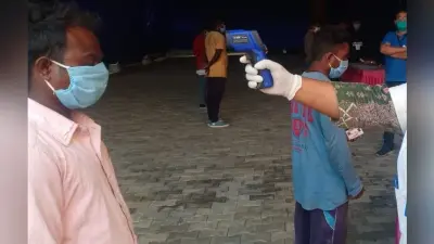 Jharkhand Coronavirus Update : रांची स्टेशन पर कोरोना गाइडलाइन की उड़ रही है धज्जियां, जांच के लिए सिर्फ एक थर्मल स्कैनर, सोशल डिस्टैंसिंग भी खत्म