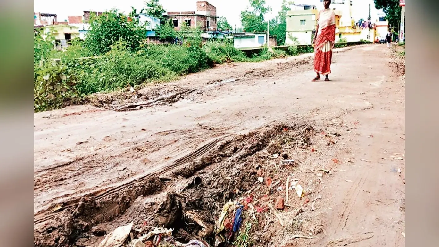 गुमला में दुर्गा पूजा शुरू, शहर की टूटी सड़कें बनीं आफत
