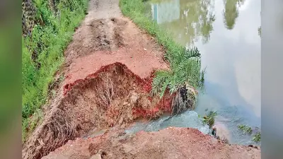 सिमडेगा के कुरडेग में बारिश से सड़क ध्वस्त, हो रही परेशानी