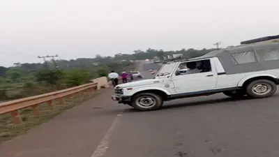 झारखंड : कार्ड बांटने बाइक से निकले 3 युवकों की सड़क हादसे में मौत, हेलमेट पहने होते तो बच सकती थी जान