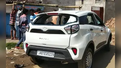 रफ्तार का कहर: चक्रधरपुर के असलम चौक पर कार ने दो बच्चों को रौंदा