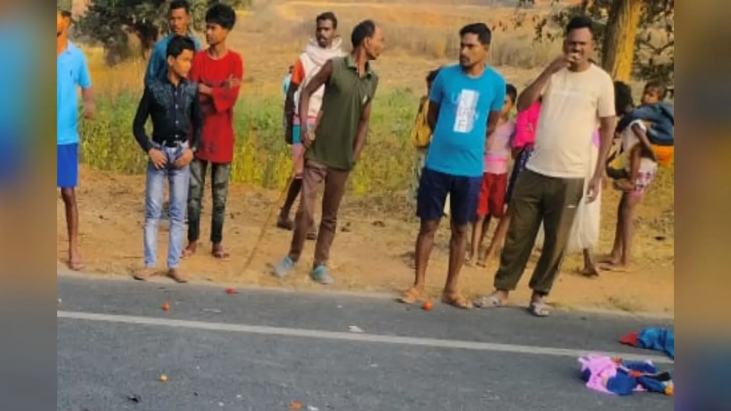 झारखंड: ट्रेलर ने बाइक सवारों को रौंदा, मां-पिता व बेटे की मौत, तीन साल की बिटिया रिम्स रेफर