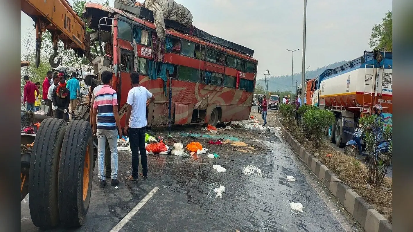 झारखंड: बिहार से रांची जा रही बस को ट्रेलर ने चुटूपालू घाटी में मारी टक्कर, 2 यात्रियों की मौत, 14 रिम्स रेफर