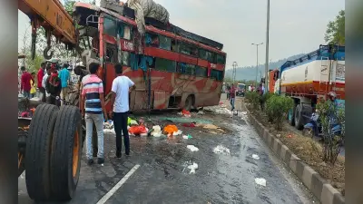 झारखंड: बिहार से रांची जा रही बस को ट्रेलर ने चुटूपालू घाटी में मारी टक्कर, 2 यात्रियों की मौत, 14 रिम्स रेफर