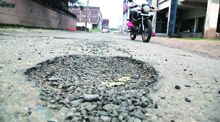 छह महीने में ही शिवाडीह-प्लांडू सड़क पर उभर आये सैकड़ों गड्ढे