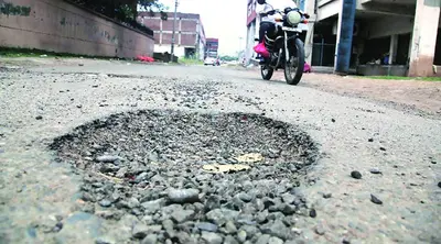 छह महीने में ही शिवाडीह-प्लांडू सड़क पर उभर आये सैकड़ों गड्ढे