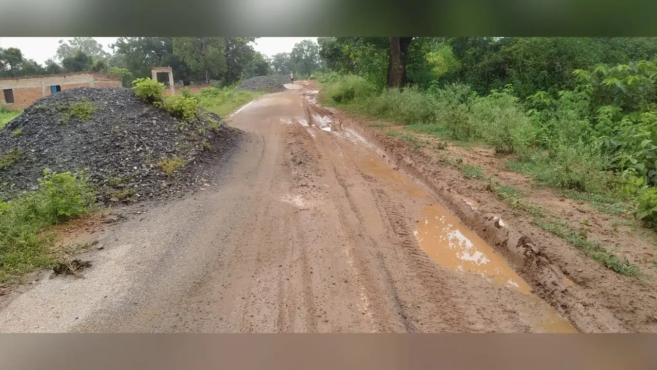 झारखंड में 100 करोड़ की सड़क का ऐसा हुआ हाल
