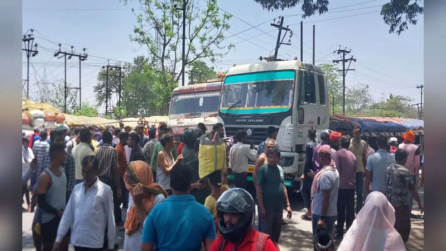 झारखंड : रामगढ़ के नईसराय में सरिया लदे ट्रेलर की चपेट में आने से एक महिला की मौत, घंटों सड़क जाम