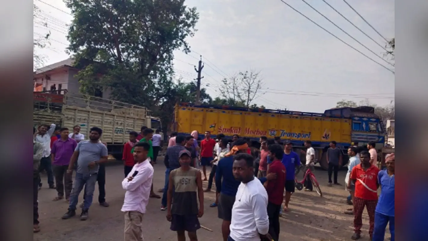 सड़क न बनने से परेशान चाईबासा के ग्रामीणों ने NH- 75E किया जाम, प्रशासन दे चुका है लिखित आश्वासन