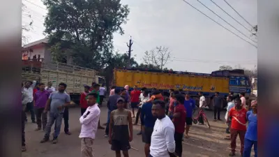 सड़क न बनने से परेशान चाईबासा के ग्रामीणों ने NH- 75E किया जाम, प्रशासन दे चुका है लिखित आश्वासन