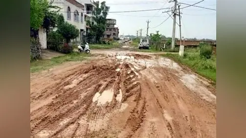 57 करोड़ रुपये की लागत से बन रही सड़क कीचड़ में तब्दील